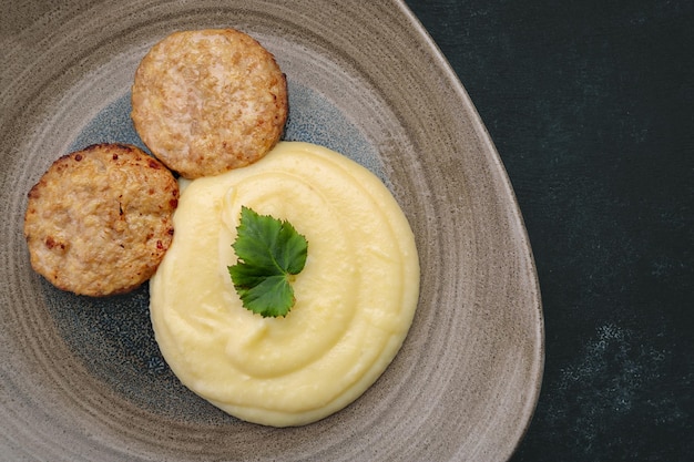 Kartoffelpüree mit Dampfkoteletts und Petersilie