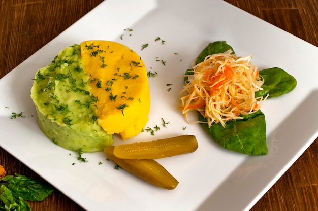 Kartoffelpüree mit eingelegten Gurken und Sauerkraut