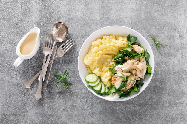 Kartoffelpüree mit gegrilltem Hähnchen und Spinatsalat