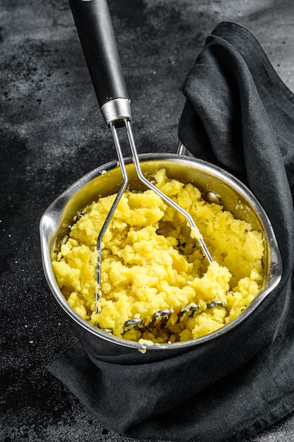 Kartoffelpüree mit Milch und Eiern in einem Topf