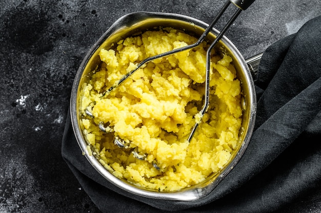 Kartoffelpüree mit Milch und Eiern in einem Topf