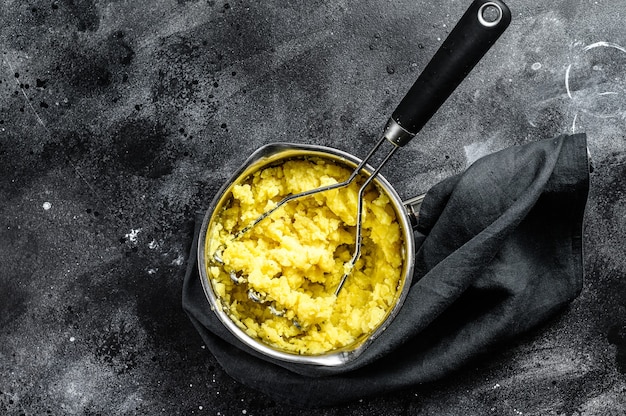 Kartoffelpüree mit Milch und Eiern in einem Topf