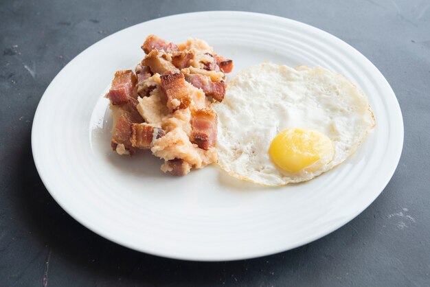 Kartoffelpüree mit Speckscheibe und Ei