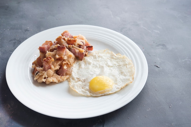 Kartoffelpüree mit Speckscheibe und Ei