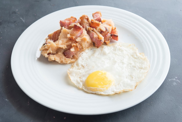 Kartoffelpüree mit Speckscheibe und Ei