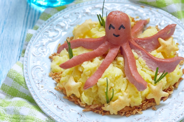 Kartoffelpüree mit Wurstkrake für Kinder