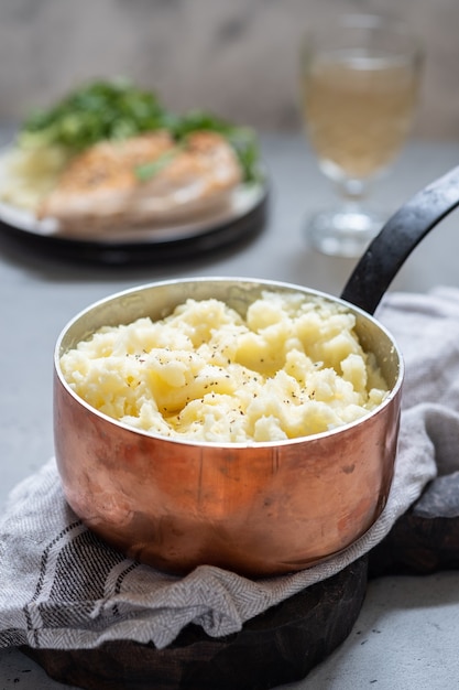 Kartoffelpüree mit zerlassener Butter in einem Kupfertopf