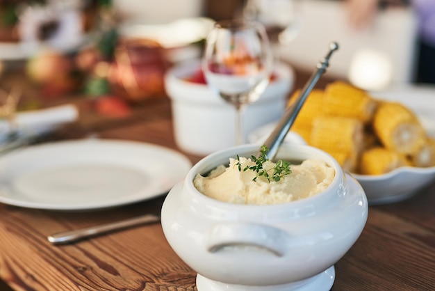 Kartoffelpüree und Mittagessen zu Weihnachten auf einem Esstisch zum Feiern, Ernährung und Gesundheit Gesundes Abendessen und Mittagessen für Thanksgiving-Festessen oder gehobene Küche in einem Haus