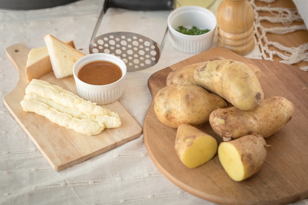 Kartoffelpürees in einer Platte auf einem Holztisch