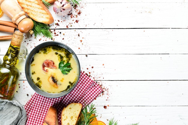 Kartoffelpüreesuppe mit Champignons und Speck Draufsicht Freier Kopierplatz