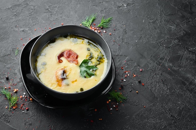 Kartoffelpüreesuppe mit champignons und speck draufsicht freier kopierplatz