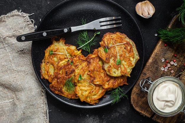 Kartoffelpuffer in einer Schüssel. Draniki.