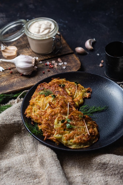 Kartoffelpuffer in einer Schüssel. Draniki.