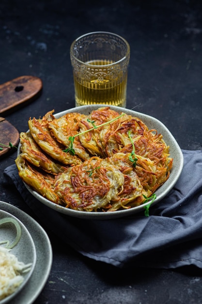 Kartoffelpuffer in einer Schüssel. Draniki.