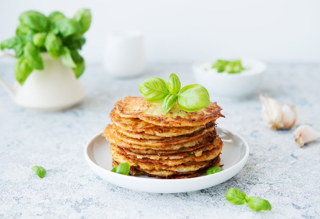 Kartoffelpuffer mit frischen Kräutern und Sauerrahm