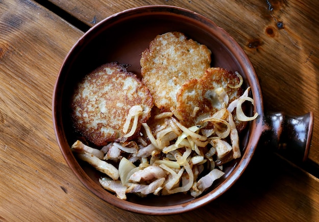 Kartoffelpuffer mit Speck und Zwiebeln