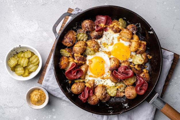 Kartoffelrösti mit Spiegeleiern und Fleischpastrami zum Frühstückszweig