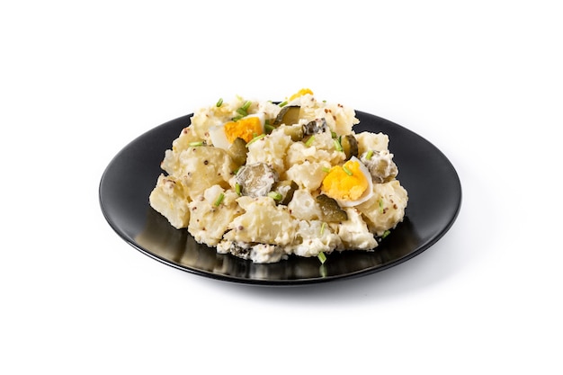 Kartoffelsalat mit Gurken, Ei und Senf isoliert