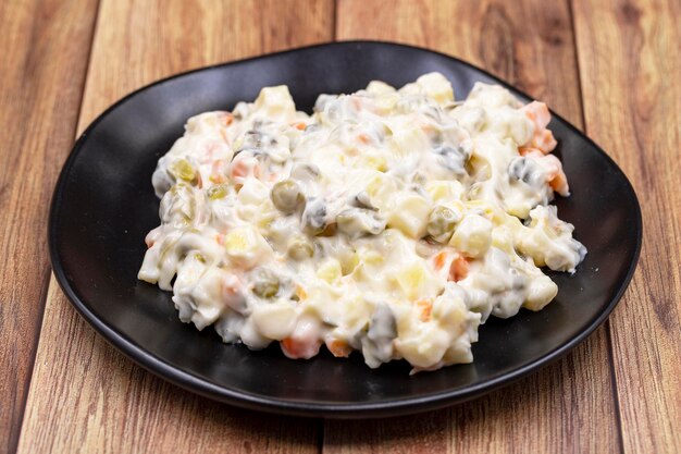 Foto kartoffelsalat mit mayonnaise traditioneller salat mit gekochtem gemüse und mayonnaise russischer salat