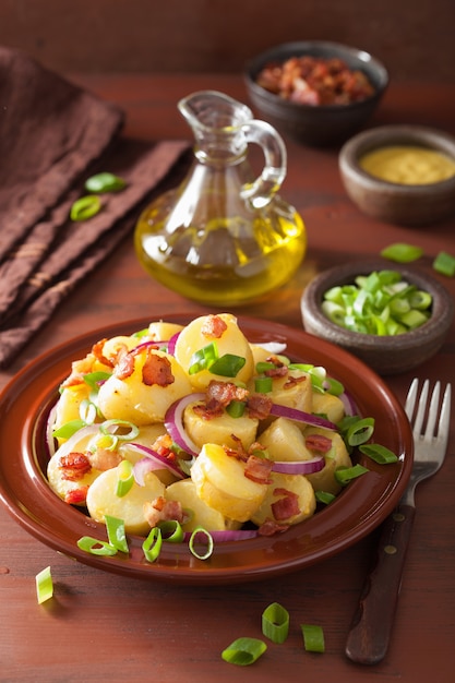 Kartoffelsalat mit Speckzwiebelsenf