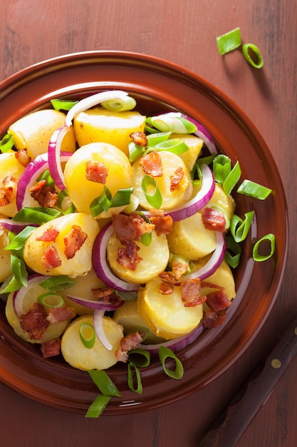 Kartoffelsalat mit Speckzwiebelsenf