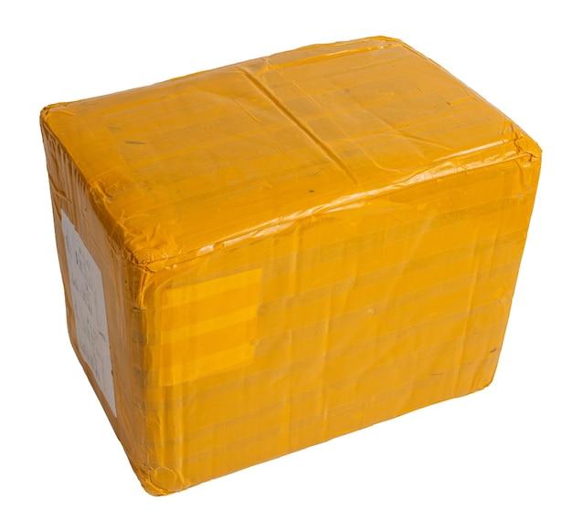 Karton Paketkasten ganz mit gelbem Klebeband umwickelt isoliert auf weißem Hintergrund
