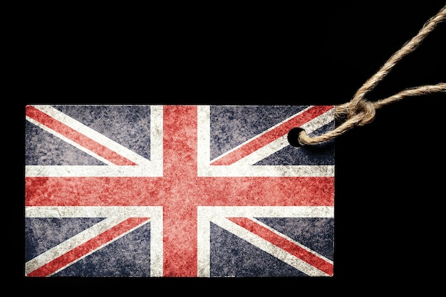 Kartonanhänger in der Farbe der alten britischen Flagge mit einem Faden auf schwarzem Hintergrund