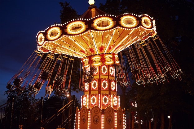 Foto karussell karussell im vergnügungspark in der nachtstadt