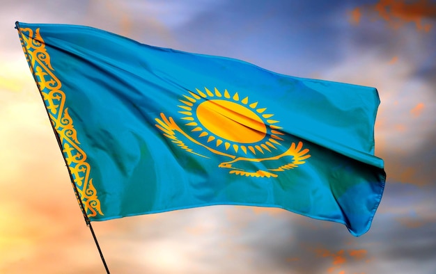 Kasachstan 3D-Bild mit wehender Flagge und Wolkenhintergrund