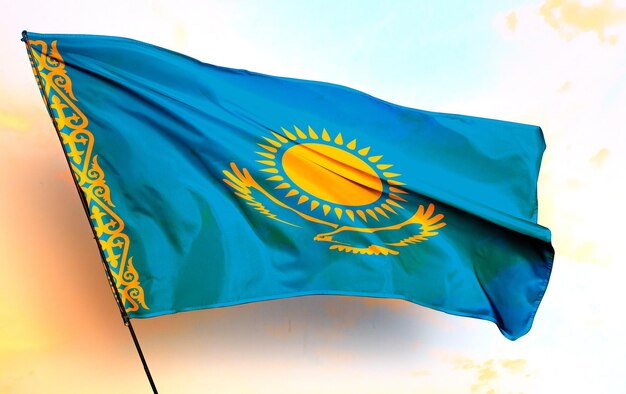 Kasachstan 3D-schwenkende Flagge und graue Wolke Hintergrundbild