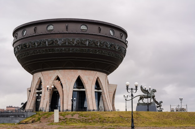 Kasan, Russland - 01. Oktober 2019: Familienzentrum und Hochzeitspalast Kasan am Abend. Der wichtigste Hochzeitspalast in Kasan und der Republik Tatarstan. Nach Sonnenaufgang.