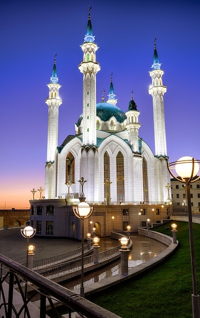 Kasaner Kreml bei Nacht Tatarstan Russland Vertikale Ansicht der Kul-Scharif-Moschee