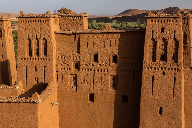 Foto kasbah ait ben haddou no marrocos com fortalezas e casas de barro tradicionais