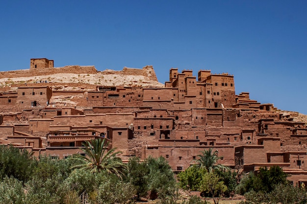 Foto kasbahs tradicionais da aldeia berbere construídas de barro em marraquexe nas montanhas do atlas, marrocos, áfrica