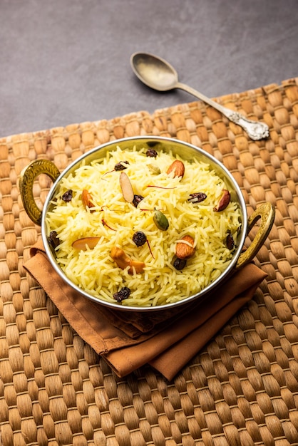 Kaschmirischer süßer Modur Pulao aus Reis, gekocht mit Zuckerwasser, aromatisiert mit Safran und Trockenfrüchten