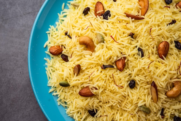 Kaschmirischer süßer Modur Pulao aus Reis, gekocht mit Zuckerwasser, aromatisiert mit Safran und Trockenfrüchten