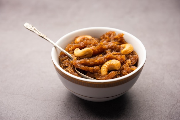 Kashi halwa o kasi halva es uno de los postres clásicos y tradicionales de Karnataka elaborado con Ash Gourd o calabaza blanca o kaddu