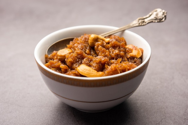 Kashi halwa o kasi halva es uno de los postres clásicos y tradicionales de Karnataka elaborado con Ash Gourd o calabaza blanca o kaddu