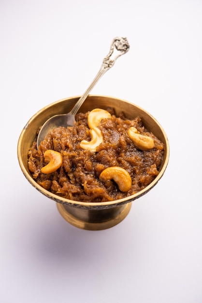 Kashi halwa oder kasi halva ist eines der klassischen und traditionellen Desserts von Karnataka, das aus Aschekürbis oder weißem Kürbis oder Kaddu hergestellt wird