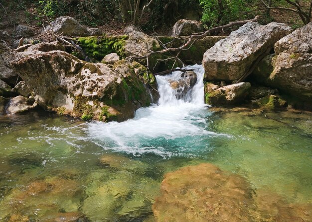 Kaskaden am Frühlingsbergfluss (Fluss Kokkozka, Great Crimean Canyon, Ukraine).