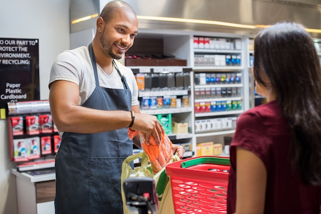 Kassierer arbeitet im Supermarkt