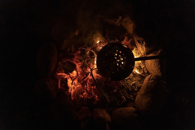 Kastanien kochen an einem warmen und gemütlichen Lagerfeuer im Wald Teichfeuer im Urlaub beim Camping