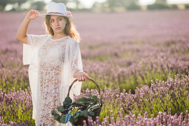 Kastilien-La Mancha-Lavendelfeld Duftkräutermedizin Blumenstrauß mit hispanischer Frau Sommer