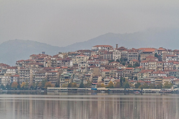 Kastoria tradicional cidade velha à beira do lago na Grécia