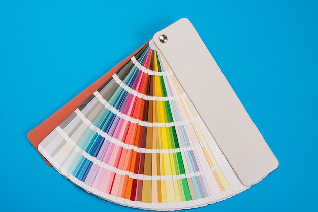Katalog von Papierfarbenpalette, isoliert auf blauem Hintergrund