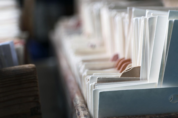 Foto katalogkarten in der bibliotheksnahaufnahme