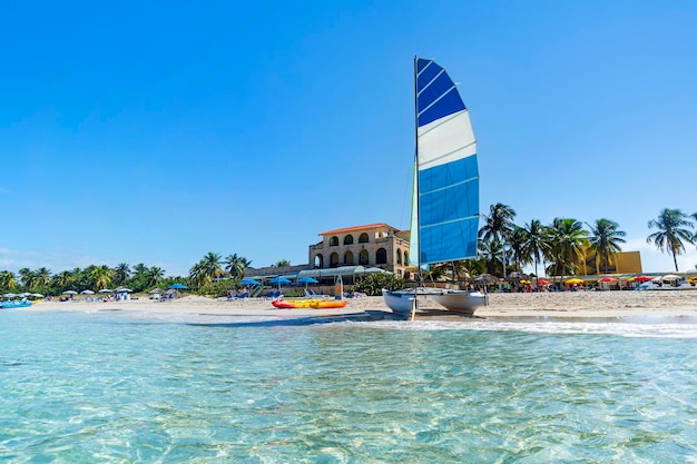 Katamarane mit ausgebreiteten Segeln am Strand von Varadero