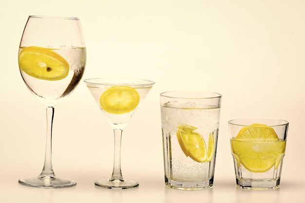 Kater und Entgiftung Detox After-Party Gesundheitskonzept Was auf der Party zu trinken Cocktailgläser mit Wasser Zitronenscheibe isoliert auf weiß Alkohol schädlicher Einfluss Detox-Getränk, um sich besser zu fühlen