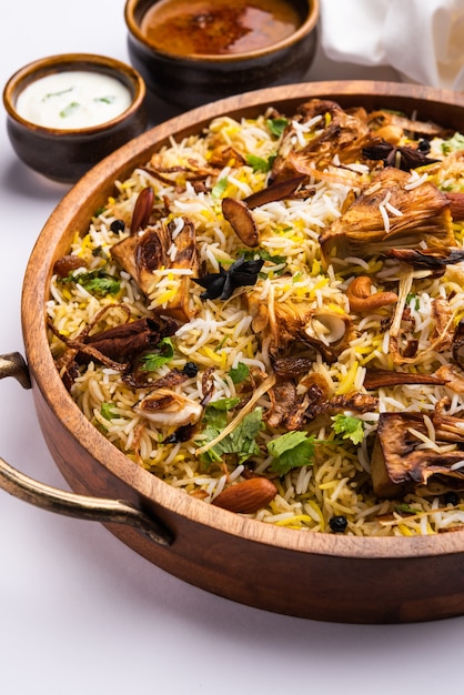 Kathal Biryani é feito com pedaços de jaca crus cozidos lentamente com uma variedade de especiarias e misturados com arroz basmati. servido com requeijão e salan. Comida indiana vegetariana