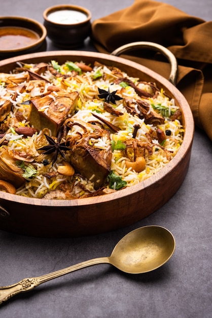 Kathal Biryani se elabora con trozos de yaca cruda cocidos lentamente con una variedad de especias y mezclados con arroz basmati. servido con requesón y salan. Comida vegetariana india